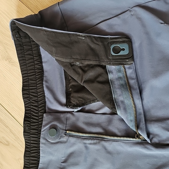 2021 Lululemon Utility Cargo Shorts 8" Inseam, Size 34 - Picture 12 of 16